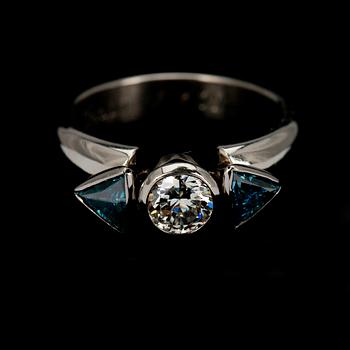 RING, titan, briljant 0,52 ct, 2 x blå diamanter à 0,25 ct. Gad Leinson Helsingfors 2008. Intyg EGL. Unik.