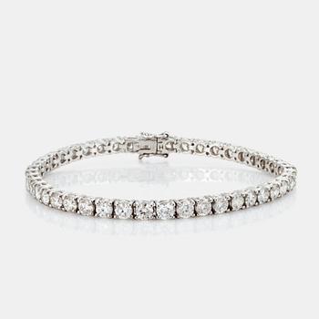 660. A line bracelet with 44 brilliant cut diamonds, total carat weight ca 7.73 cts. Quality ca G-H/VS-SI.