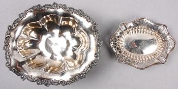 SKÅLFAT SAMT NÅLFAT, silver, Helsingfors 1927 resp Birmingham 1897.