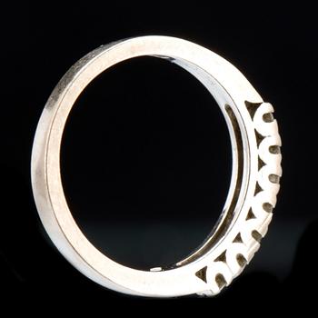 RING, 18 k vitguld med briljantslipade diamanter totalt ca 0,21 ct. Vikt ca 2,5 g.