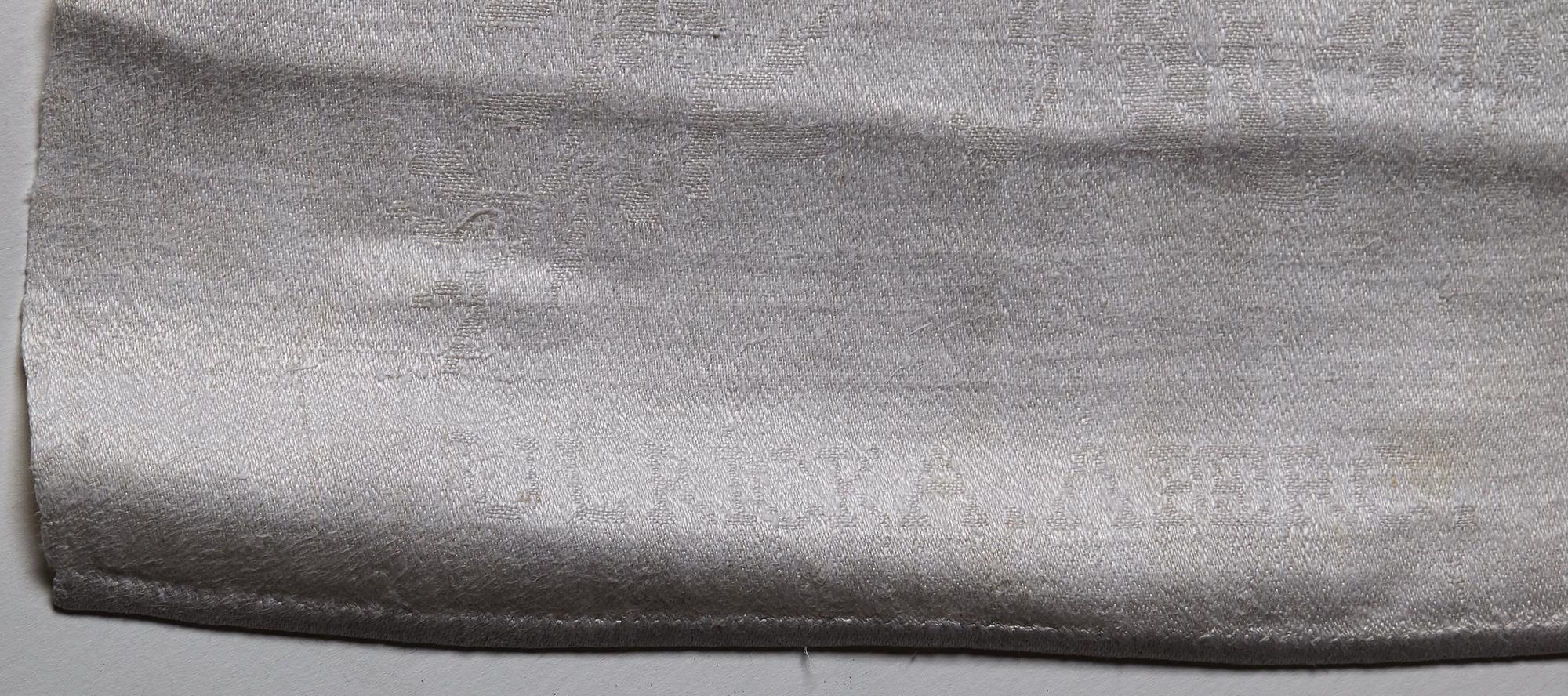 A TABLE CLOTH AND NAPKINS, 24 pieces, linen damask, the table cloth is dated 1827, ca 560-567 x 207,5 cm, Sweden 1827.
