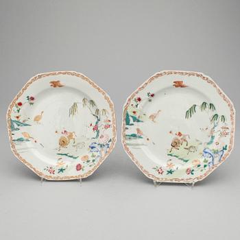 TALLRIKAR, 6st samt STEKFAT, kompaniporslin. Qing dynastin, Qianlong (1736-95).
