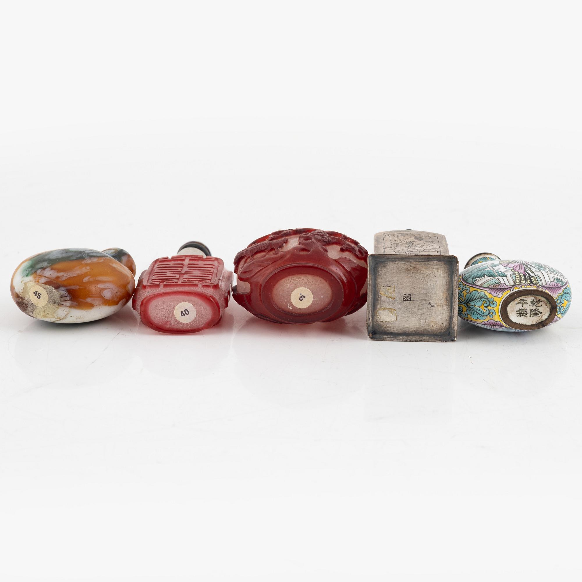 Snusflaskor, fem stycken, glas, emalj och metall. Kina, 1900-tal.