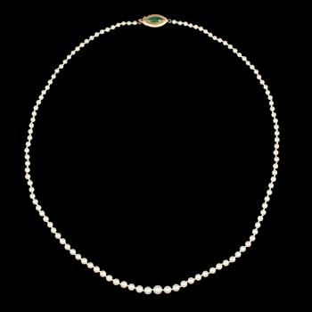 COLLIER, odlade saltvattenpärlor lås i 14k guld med grön sten. 1900-talets andra hälft.