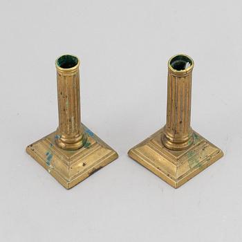 LJUSSTAKAR, ett par, brons, gustavianska, sent 1700-tal.