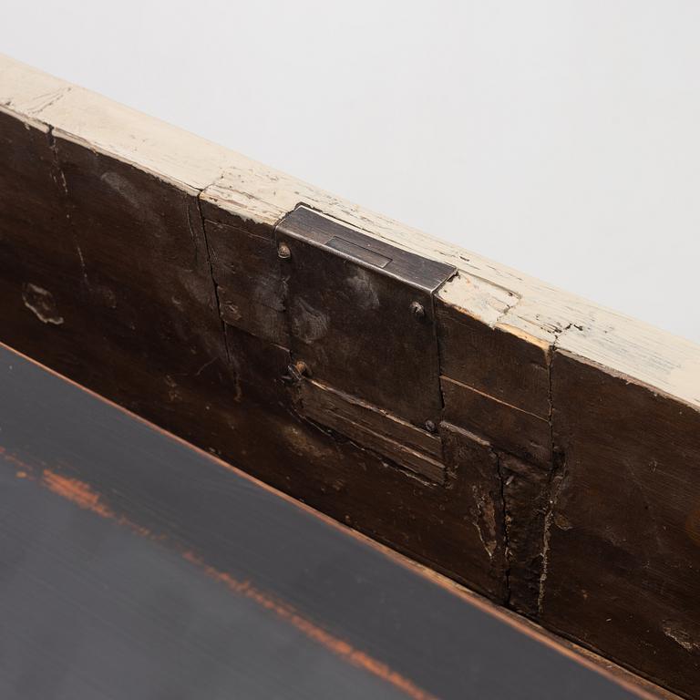 A chest of drawers, late 19th century.