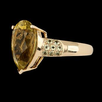 RING, 14K guld med grön kvartz och peridoter.