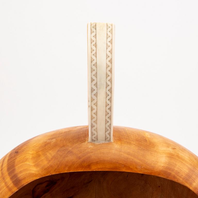 Fritjof Andersson Ammarnäs mjölkstäva / Nápphi, samearbete, signerad och daterad 1973.