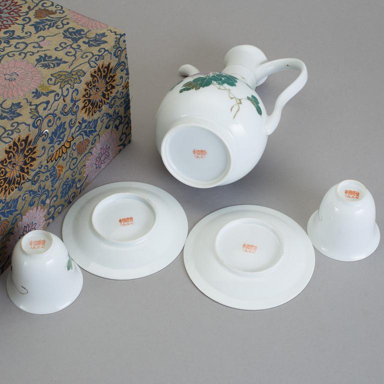 SCHATULL MED TESET, 3 delar, porslin, Kina, 1960-tal.