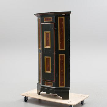 A corner cabinet from the first half of the 19th century.