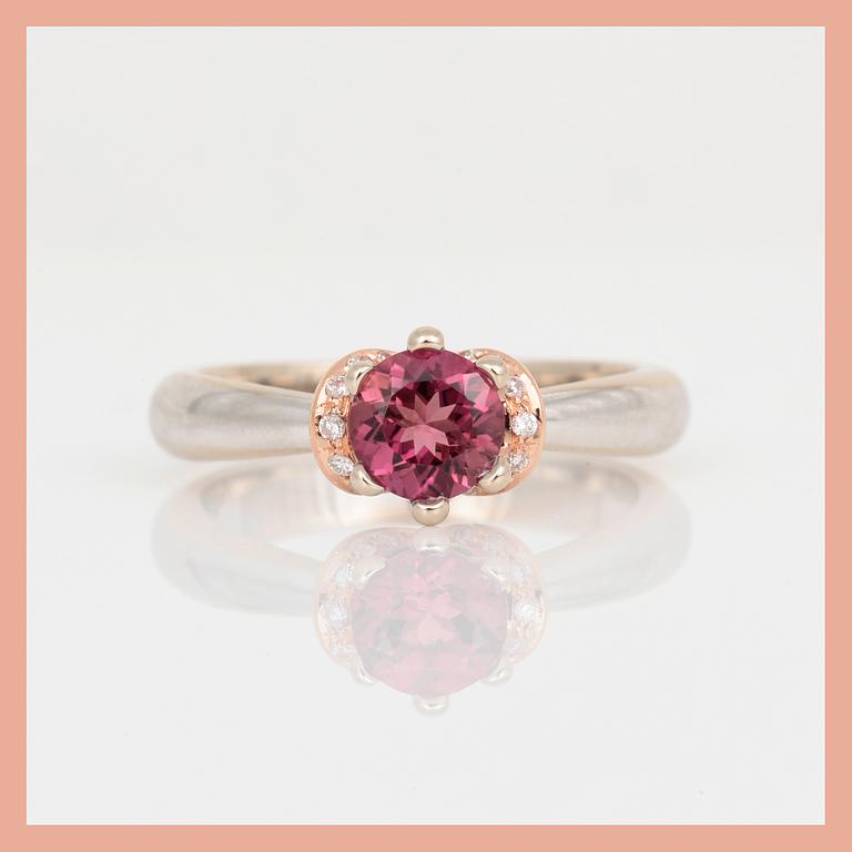 RING, 18K rose samt vitguld med rosa turmalin, tot ca 0,80 ct och små diamanter, tot ca 0,08 ct. Total vikt ca 5,59 g.