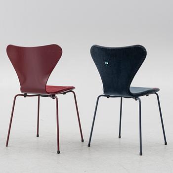 Arne Jacobsen, a pair of 'Sjuan' chairs, special edition Lala Berlin, Republic of Fritz Hansen, 2017.