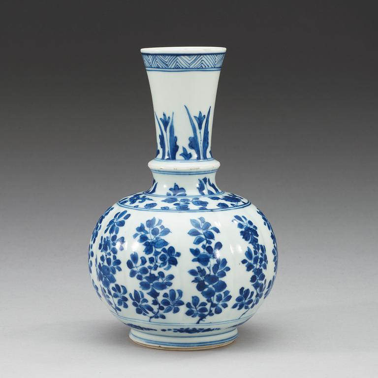 A blue and white vase, Qing dynasty, Kangxi (1662-1722).