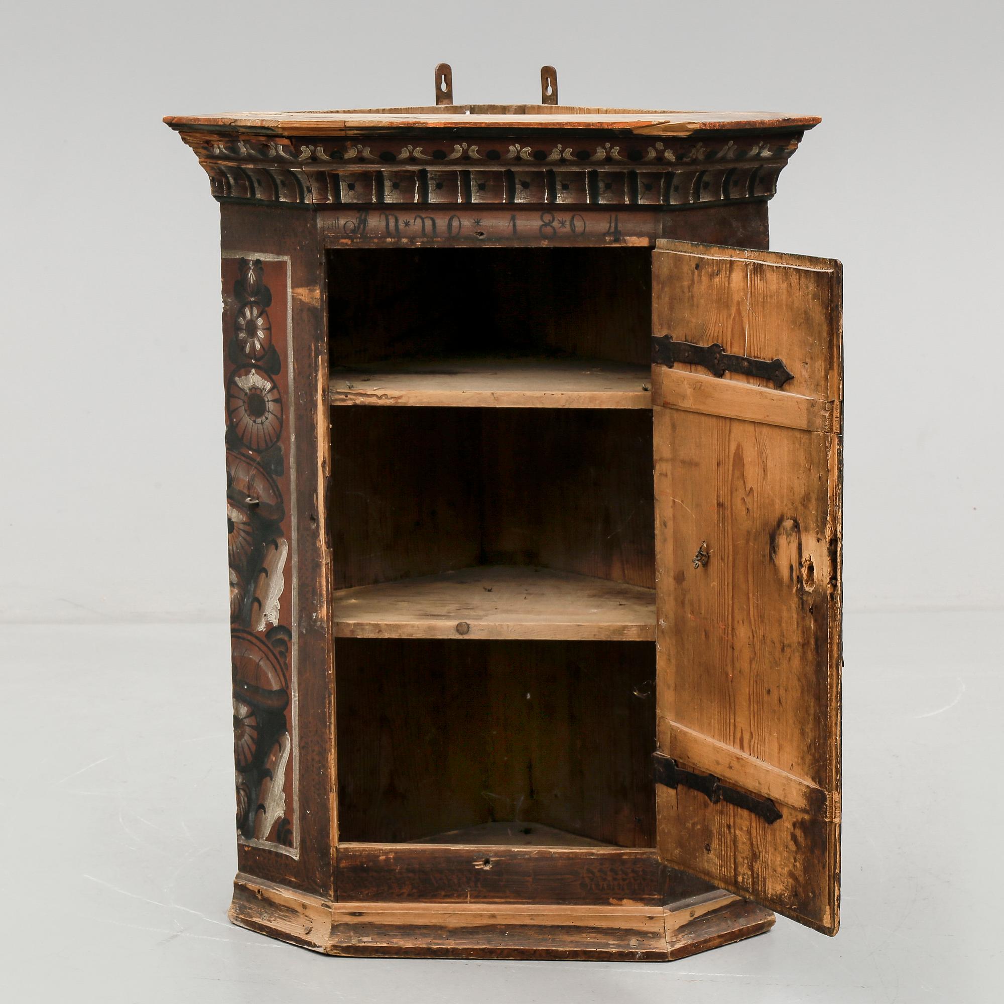 HÖRNHÄNGSKÅP, Dalarna, daterad 1804.