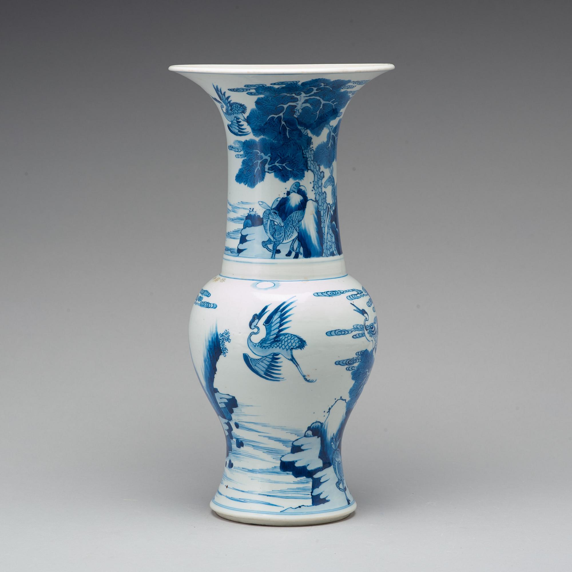 A blue and white vase, Qing dynasty, Kangxi (1662-1722).