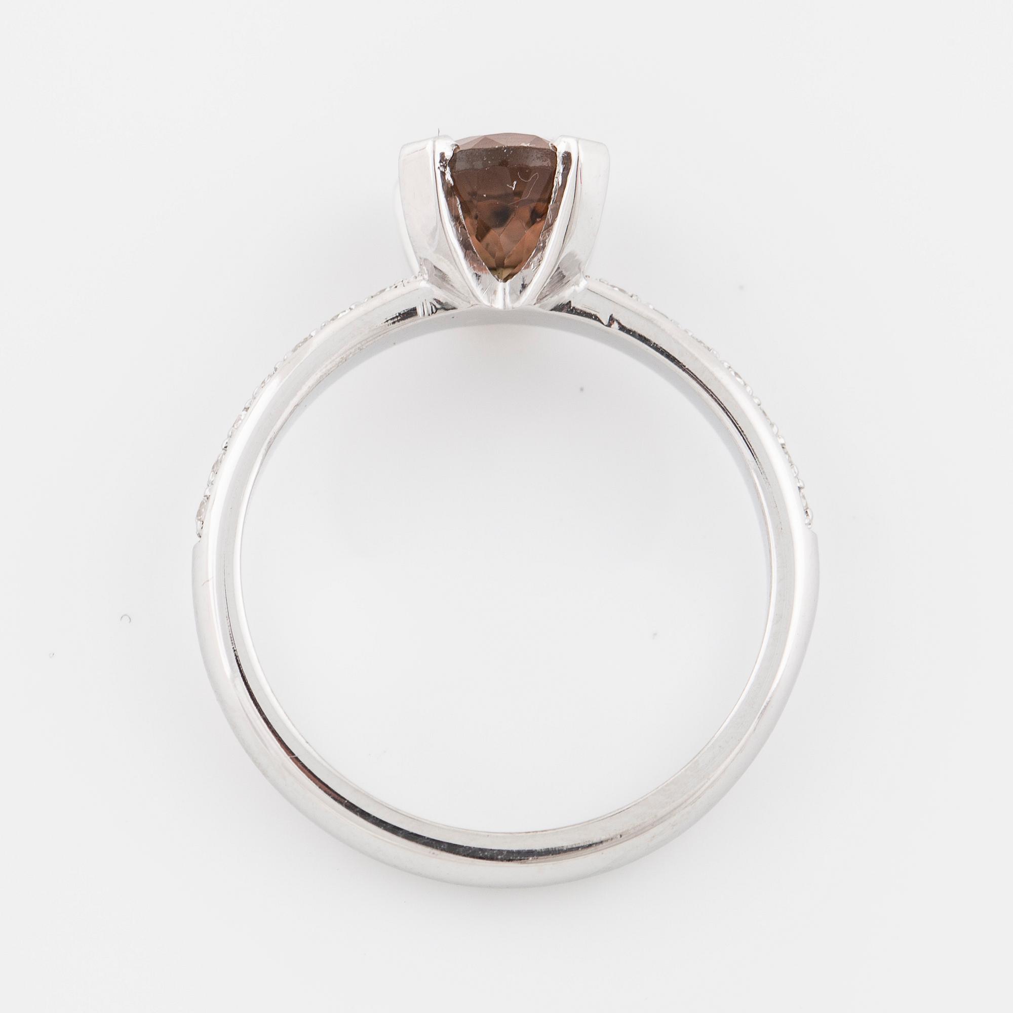 RING, med med turmalin ca 1.50 ct samt briljantslipade diamanter ca 0.14 ct totalt.