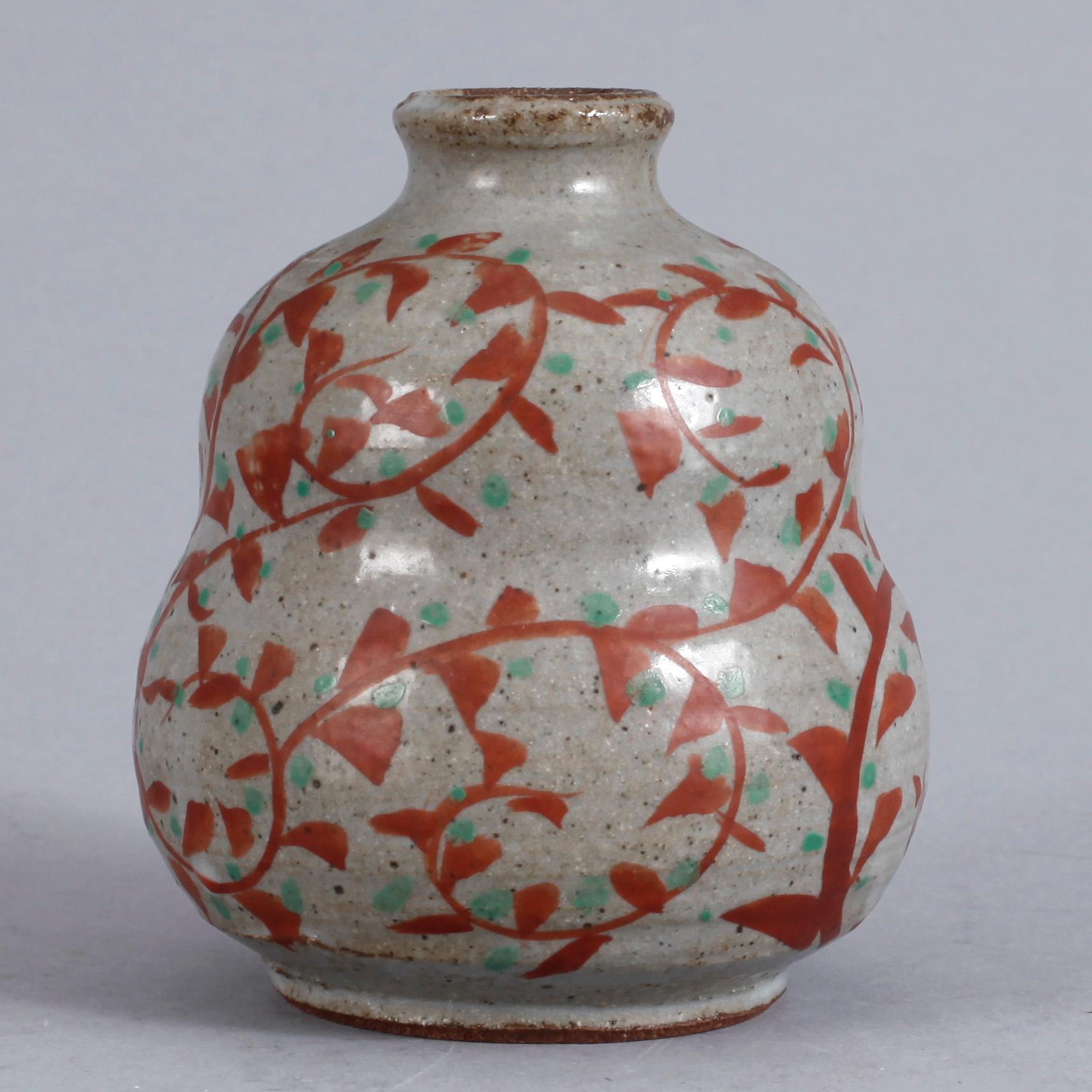 VAS, keramik, troligen Japan, 1900-talets andra hälft, signerad.