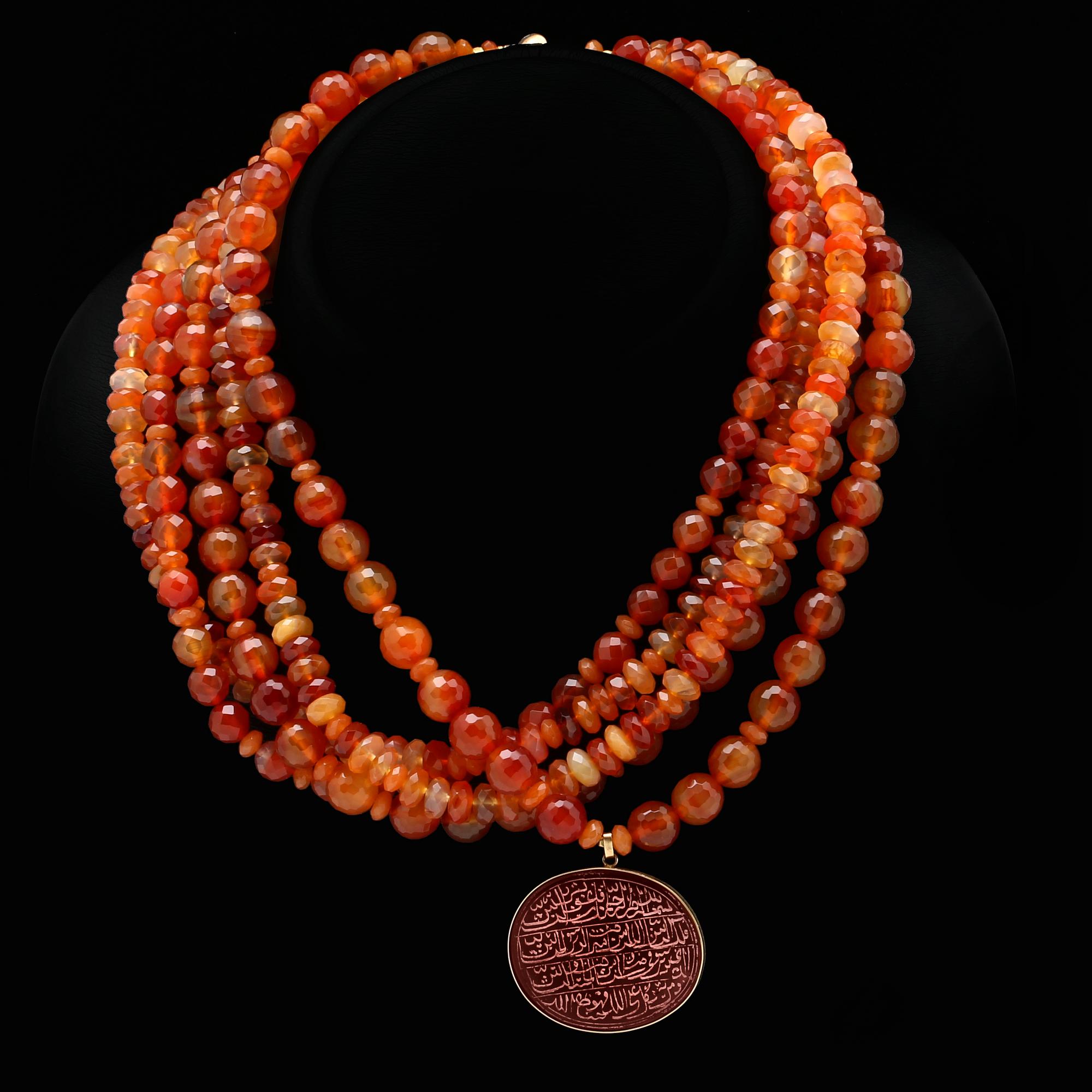 Collier facetterad karneol ca 8-10 mm och 14K guld (medaljongen), lås i metall, ca 46 cm.
