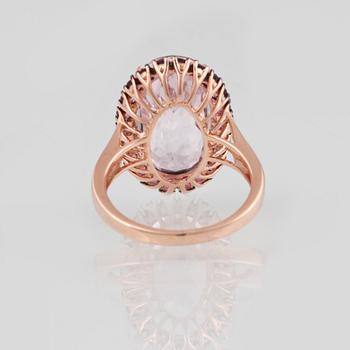 RING, 18K guld med ovalslipad kunzit ca 12.40 ct samt fasettslipade rosa safirer ca 1.15 ct. Vikt 7,2 gram.