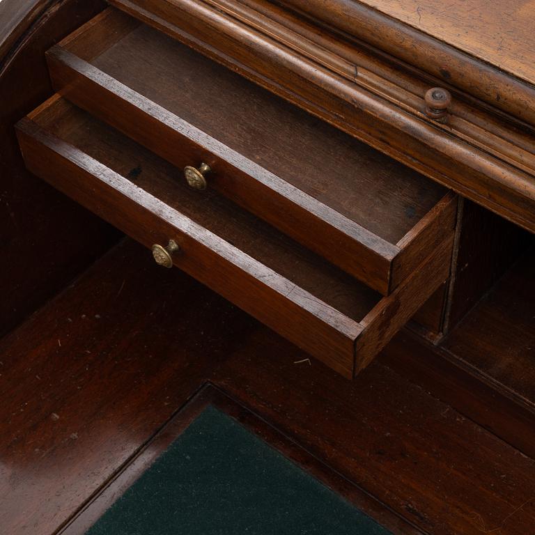 A chest of drawers, 19th Century.