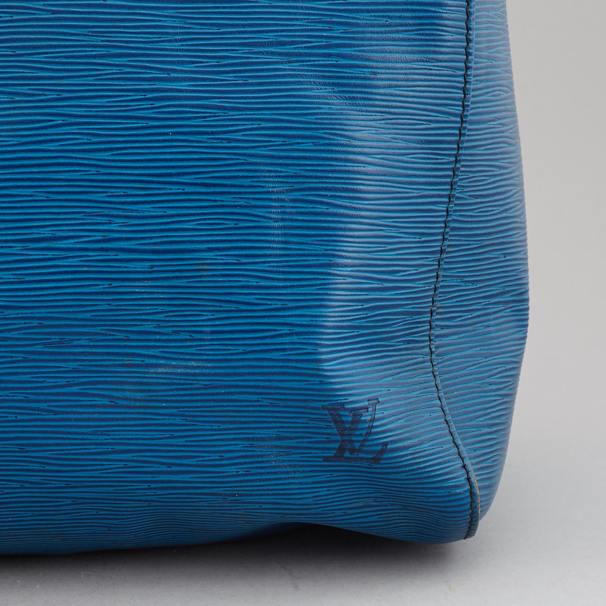 LOUIS VUITTON, a 'Keepall 55 Epi' weekendbag.