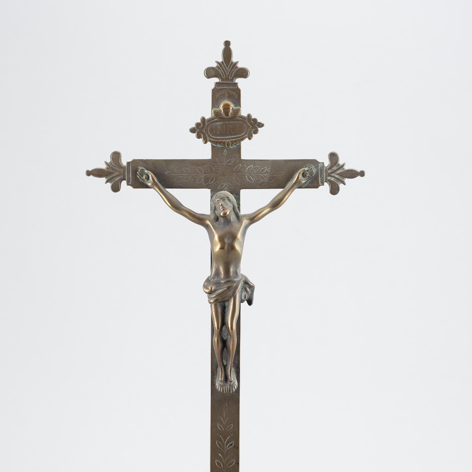 A bronze crucifix, 17th/18th century.