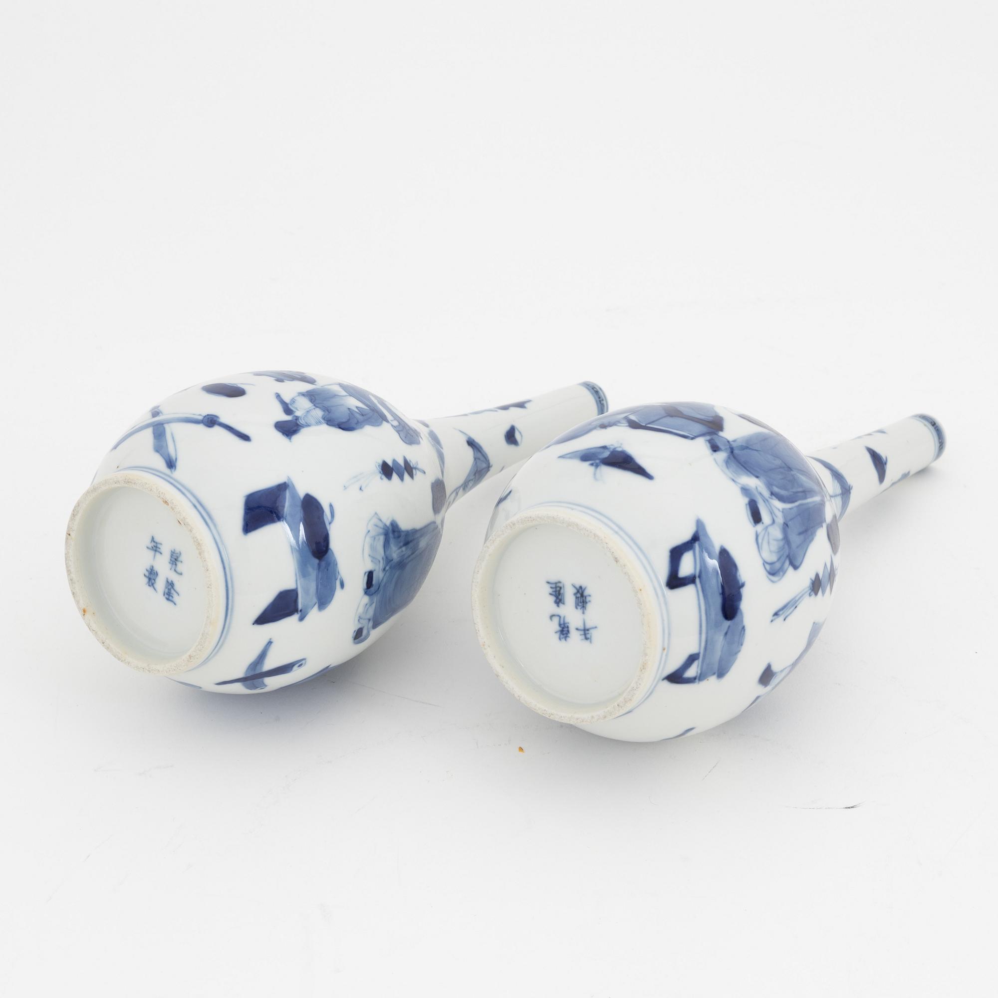 A pair of blue and white vases, Qing dynasty, 19th Century.