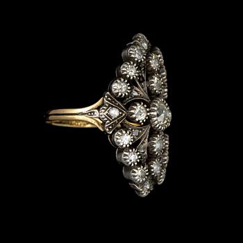 RING, gammalslipade diamanter infattade i silver, tot. ca 1,40 ct. 14K guld. Vikt 7,5 g.