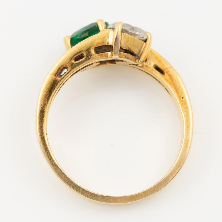 Ring 18K guld med en smaragd samt en droppformad briljantslipad diamant.
