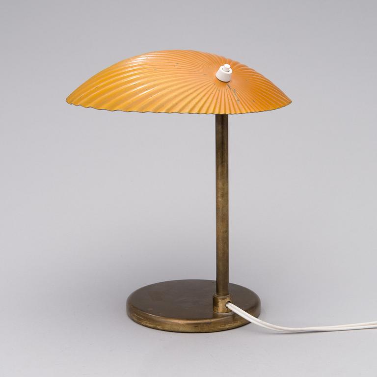 PAAVO TYNELL, BORDSLAMPA, 5321. Snäcka. Tillverkad av Taito Oy. Formgiven 1938/39.