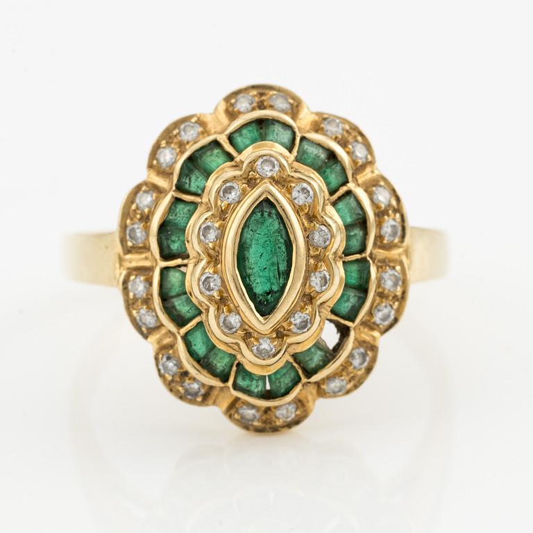 Ring, 18K gold with emeralds and brilliant-cut diamonds.