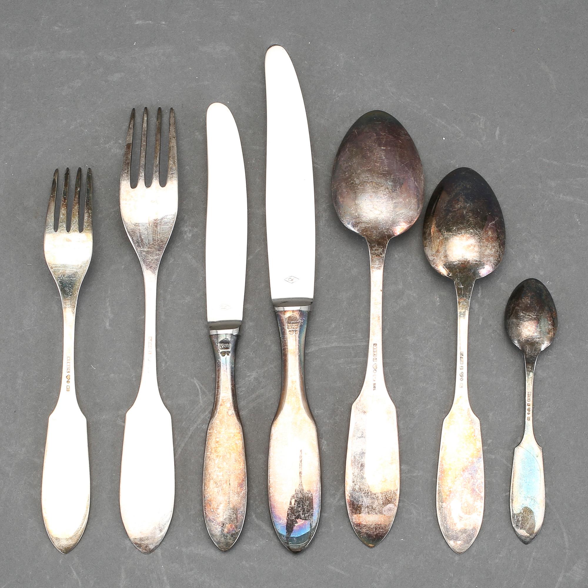 BESTICKUPPSÄTTNING, silver. Ca 41 delar. Delvis svenska importstämplar, Mema, Lidköping. Bl a 1964. Totalvikt ca 1210 gr.