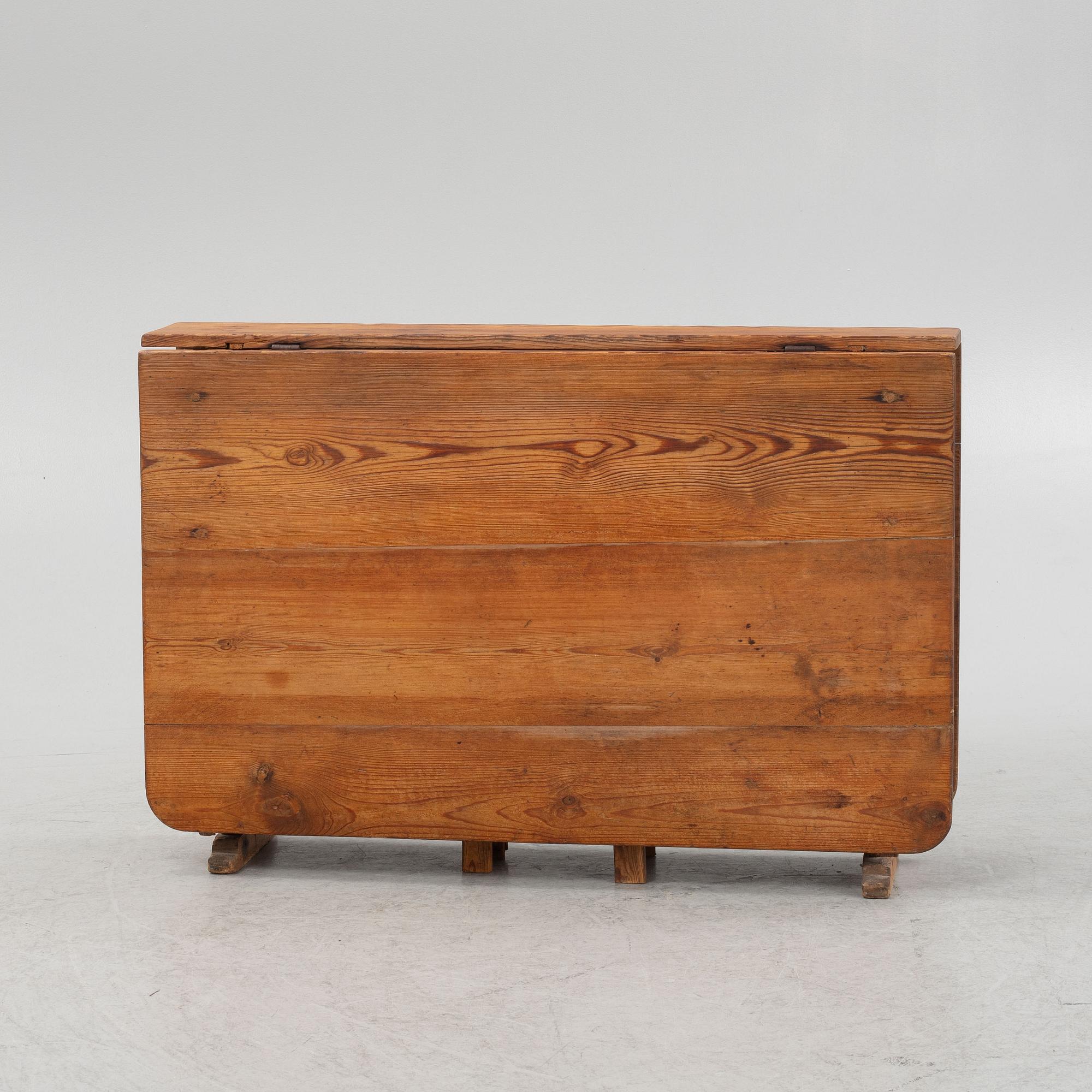 A pine gate-leg table, 19th Century.