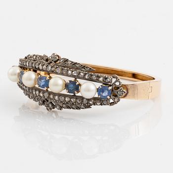 An 18K gold bracelet set with cultured pearls, faceted sapphires and rose-cut diamonds.