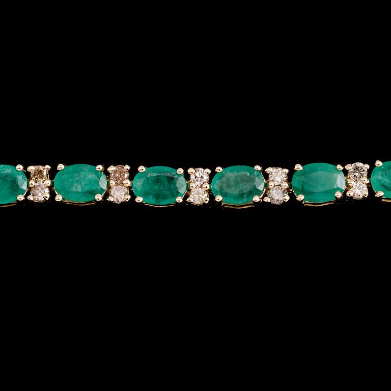 ARMBAND, 14 k guld, 17 smaragder tot ca 17.00 ct, briljantslipade diamanter tot ca 1.80 ct.