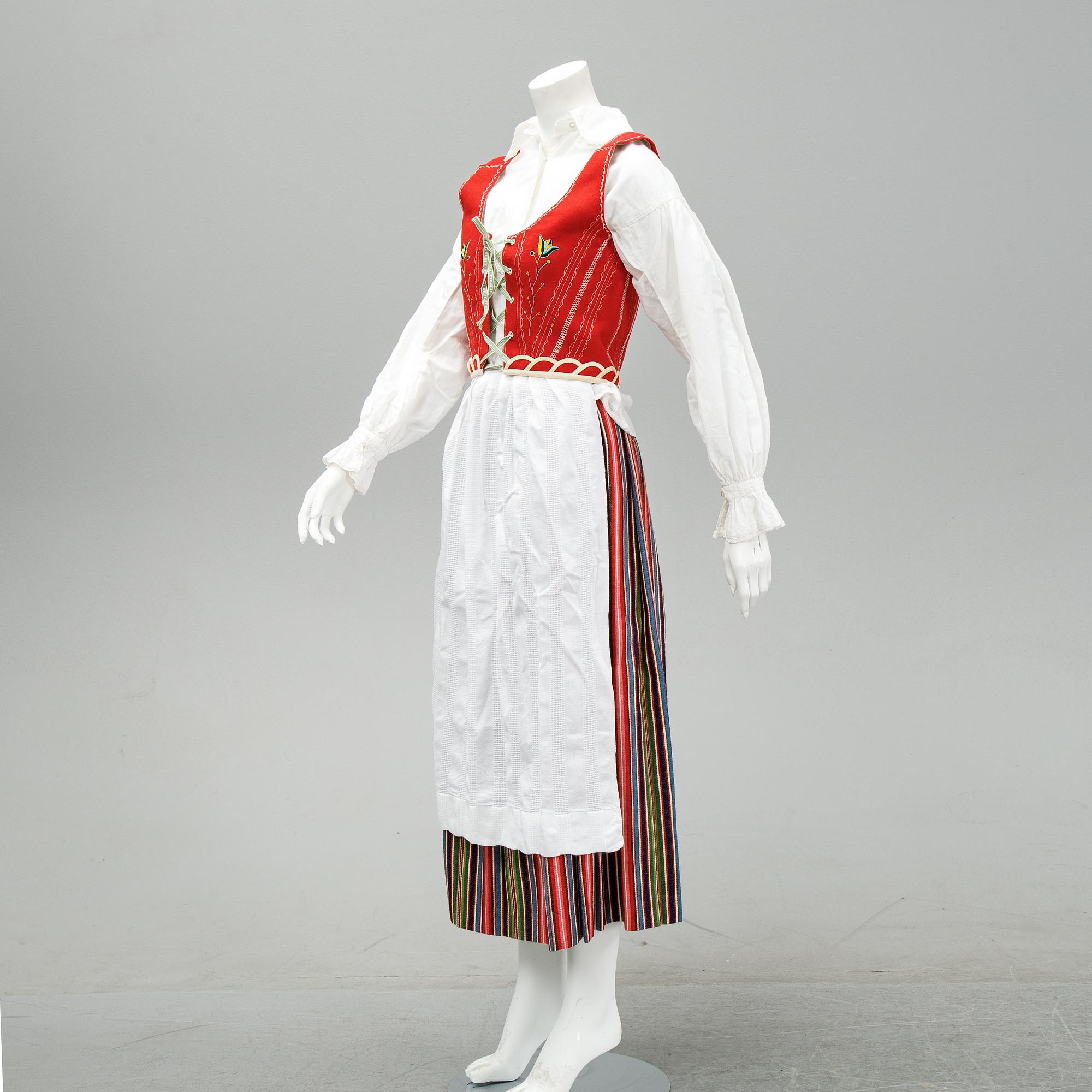 Folkdräkt, Östra Härad, 1900-talets andra hälft. Omkring storlek 38.