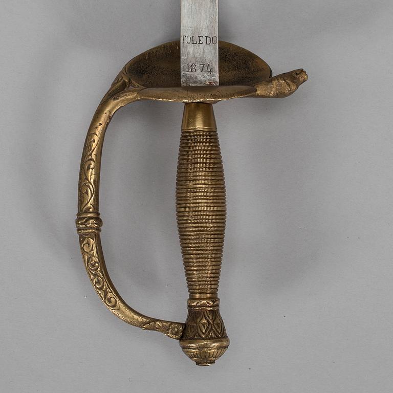 DRÄKTVÄRJA, mässing och stål, klingan märkt Toledo 1874.