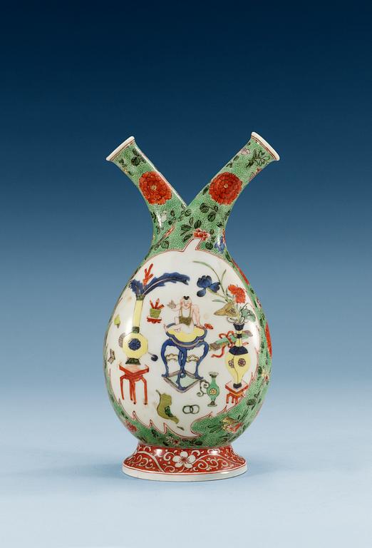 A famille verte oil and vinegar ewer, Qing dynasty (1644-1912).