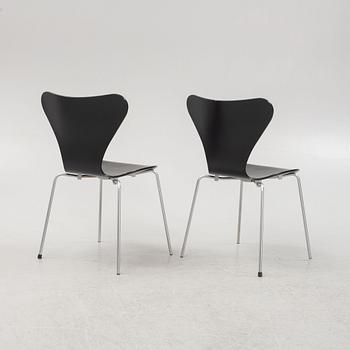 Arne Jacobsen, stolar sex st. "Sjuan", Fritz Hansen, Danmark, daterade 2003.