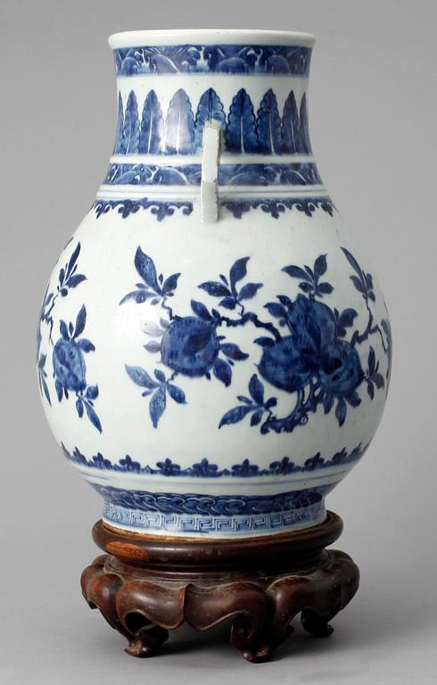 VAS, porslin. Qing dynastin, 1800-tal.