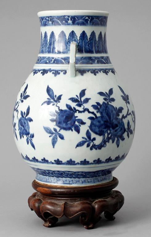 A blue and white pomegranate vase, Qing dynasty, 19th Century.