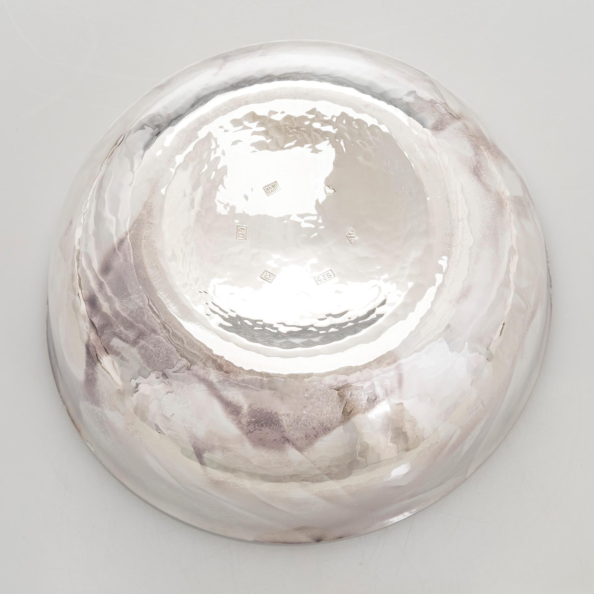 A. Tillander, skål, sterlingsilver och emalj, Åbo 2005.