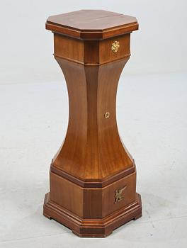 PIEDESTAL, empirstil, 1900-tal.