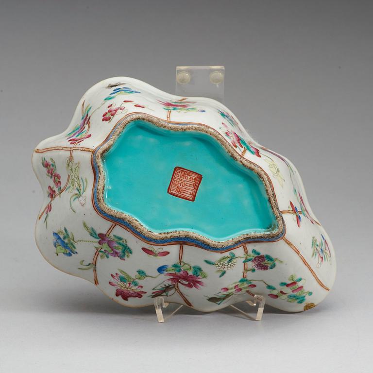 A leaf shaped famille rose bowl, late Qing dynasty. With Tongzhis seal mark in red.