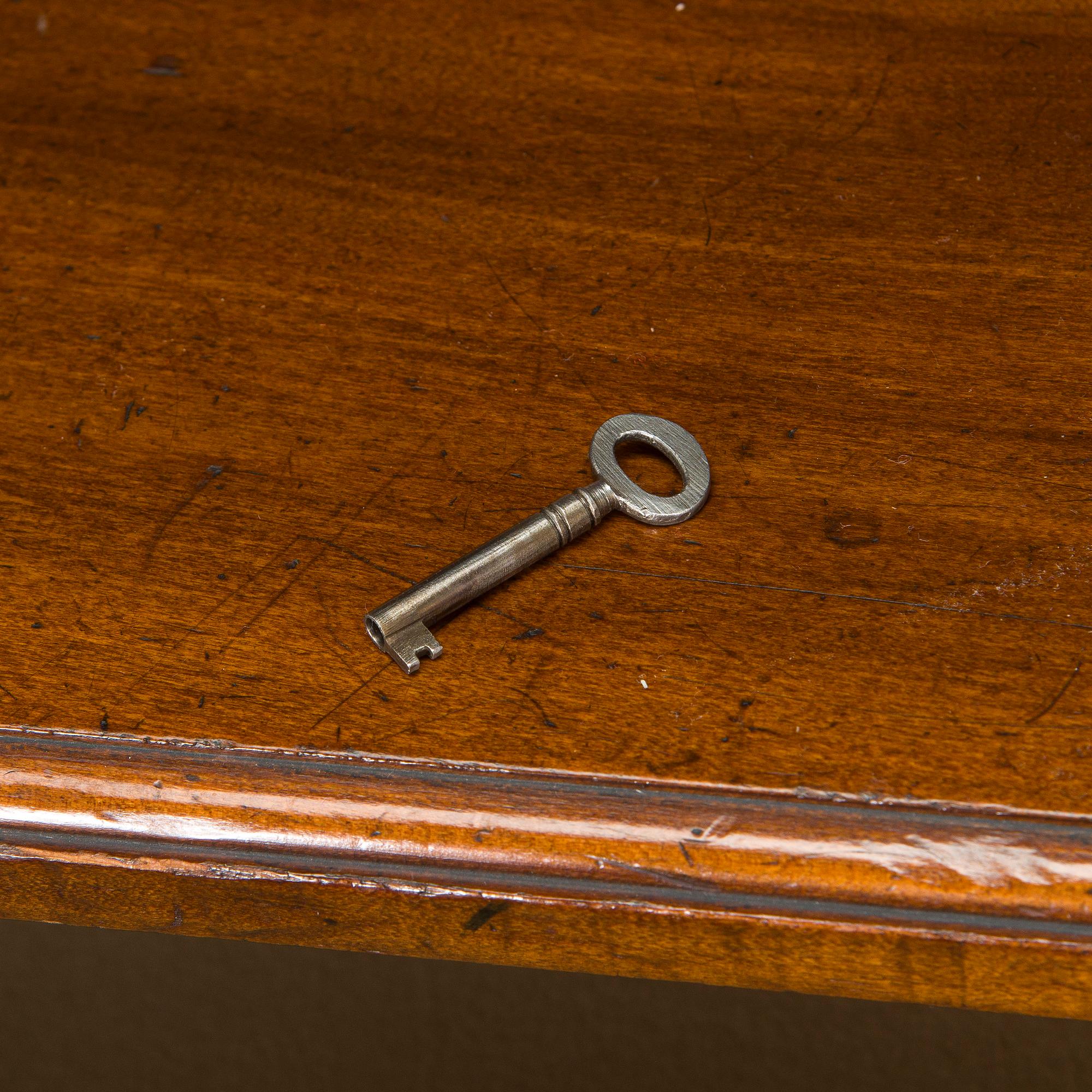 Vitrinskåp, 1900-talets första hälft.