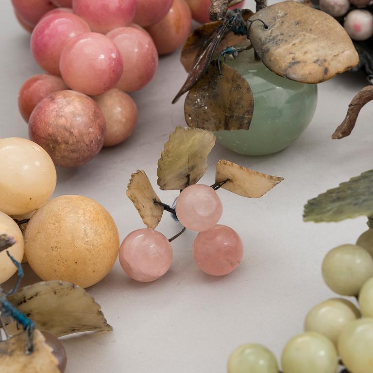 ERÄ KORISTEHEDELMIÄ, mm. kiveä, nefriittiä, ruusukvartsia, Kiina 1900-luku.