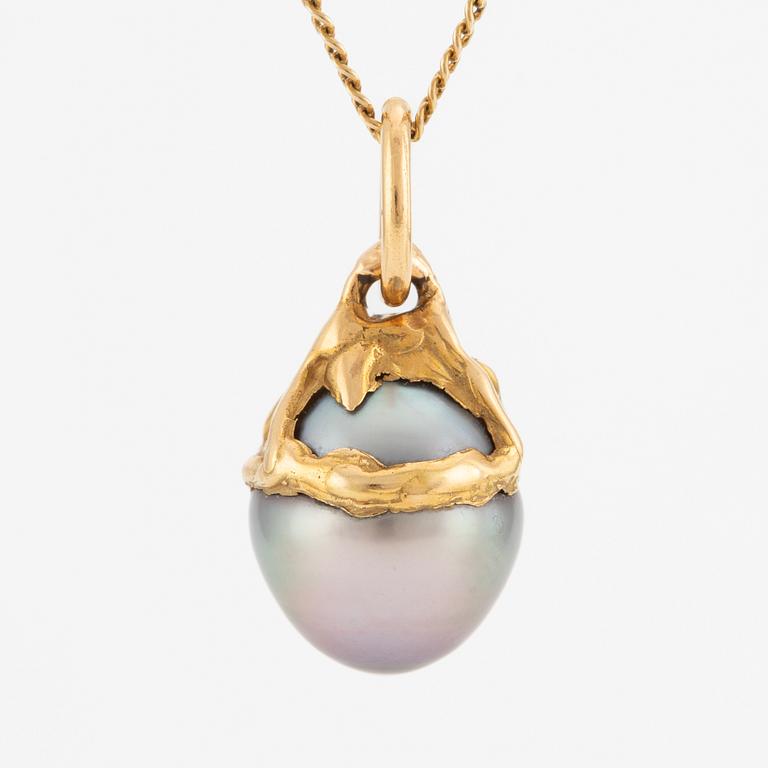 Pendant in gold with cultured Tahitian pearl, with chain.