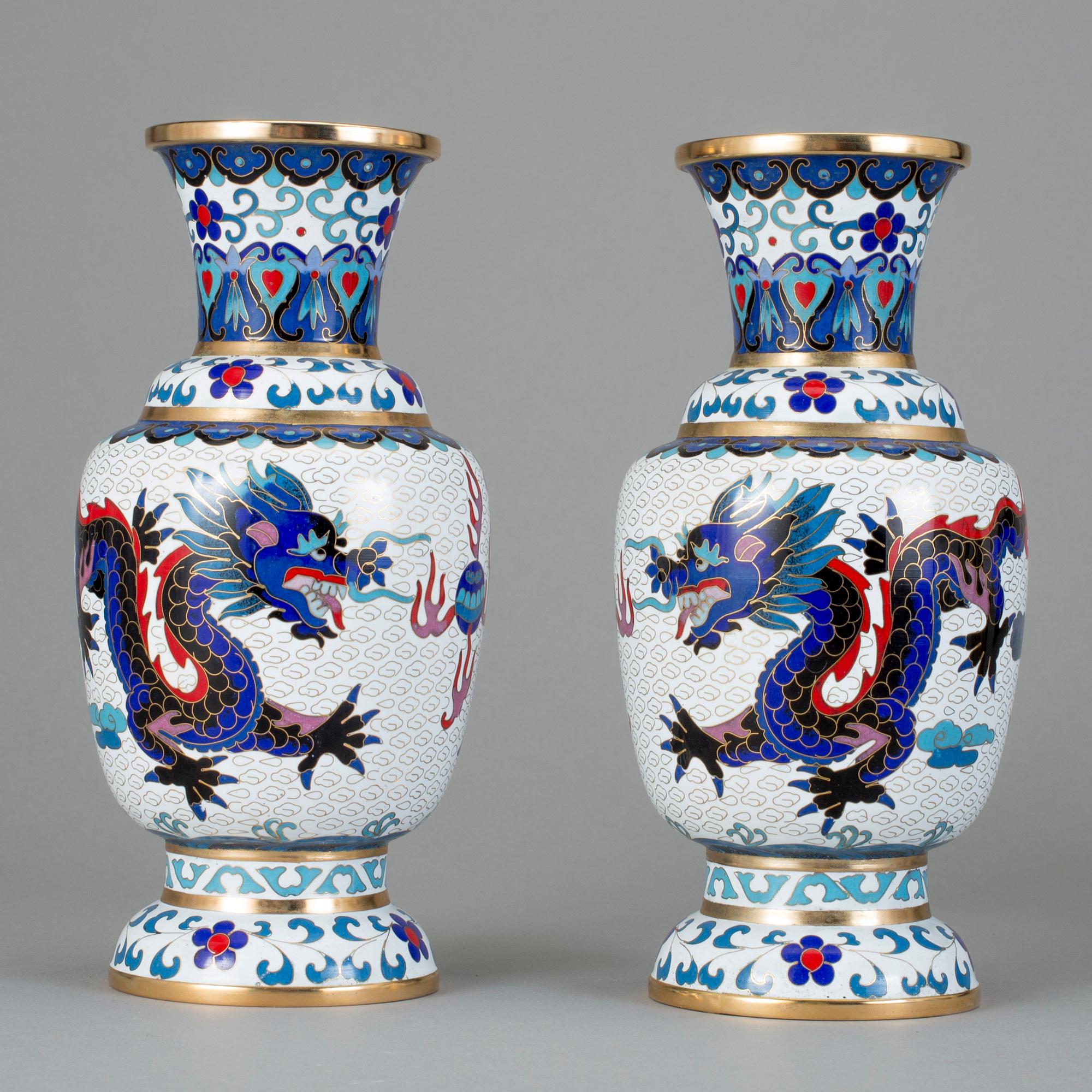 URNOR, ett par, cloisonné, 1900-tal.