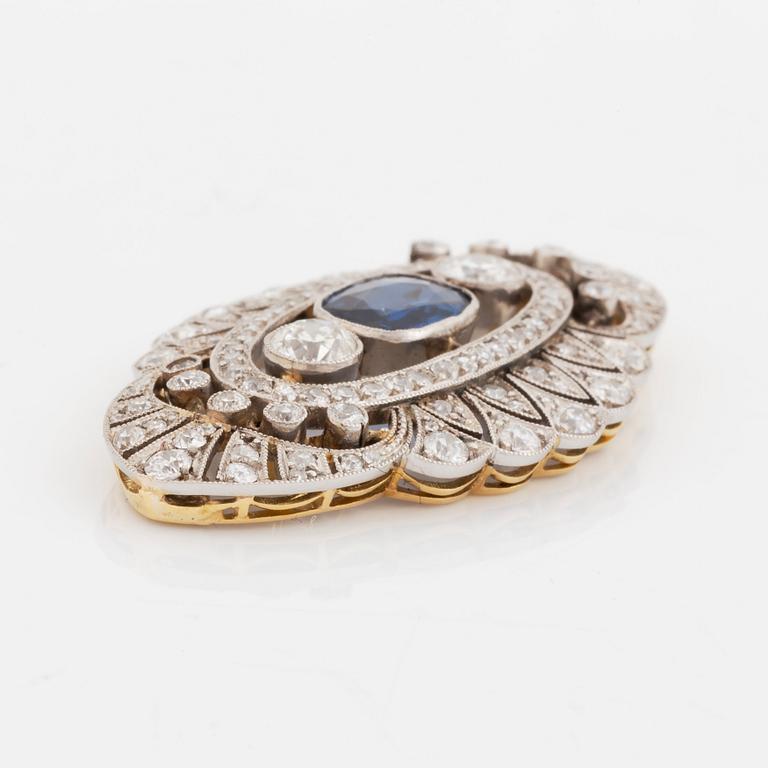 A brooch/necklace combination comprising two brooches and a necklace.