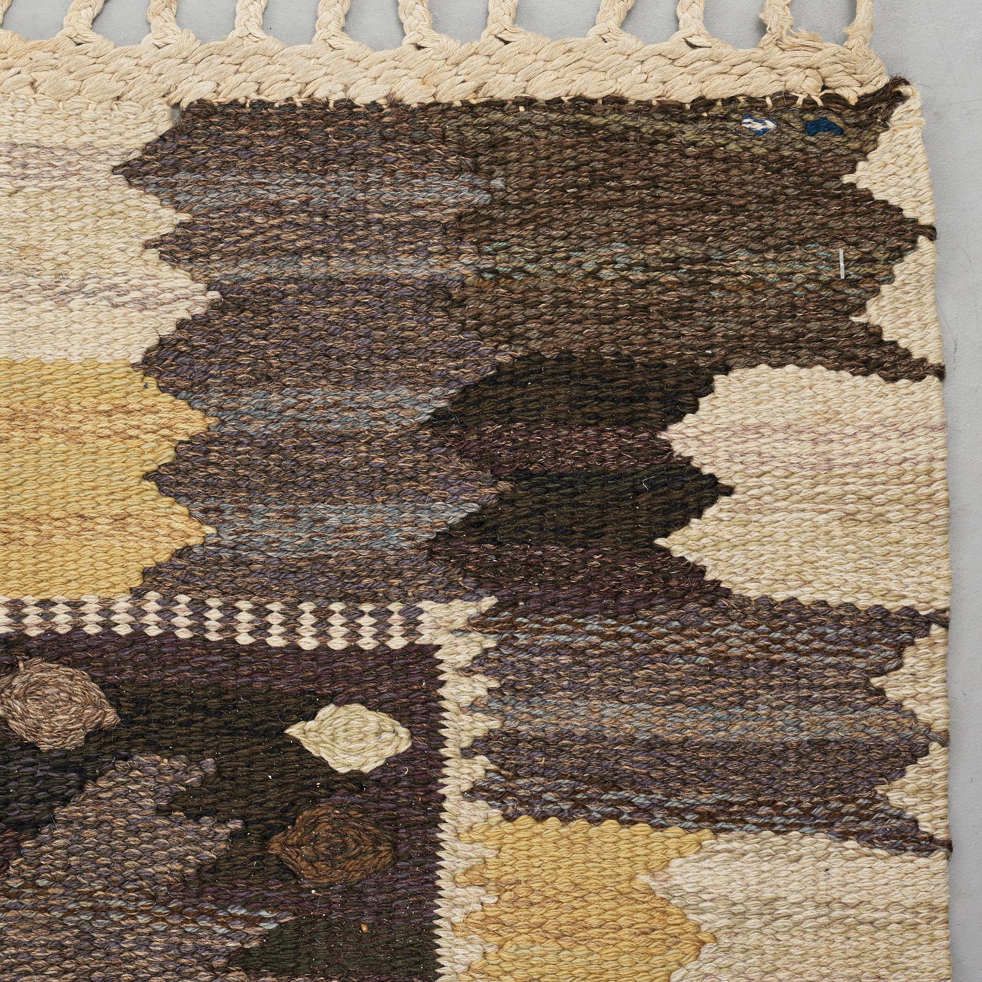 Barbro Nilsson, Matta, "Nejlikan gråsvart", gobelängteknik, ca 273,5 x 213,5-219,5 cm, signerad AB MMF BN.